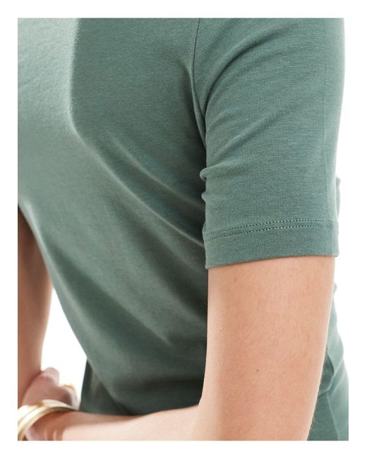 T-shirt attillata kaki con scollo a barchetta di Vero Moda in Green