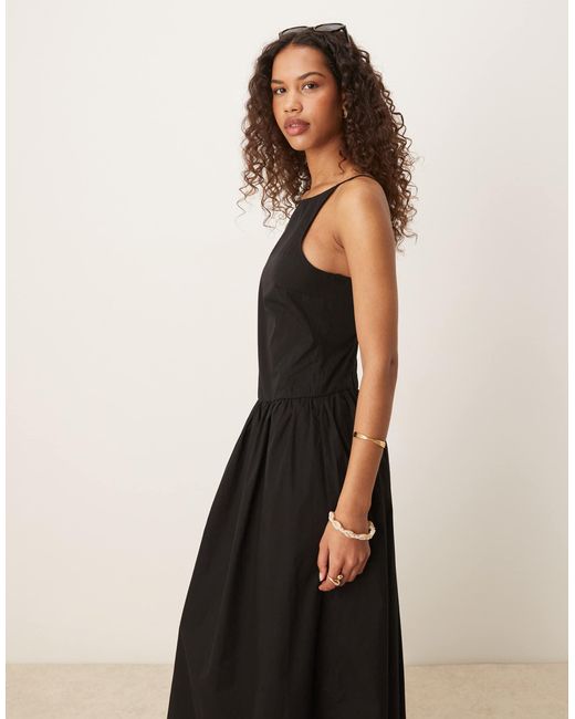 ASOS Black – gestreiftes popeline-maxikleid mit tiefer taille und racer-ausschnitt