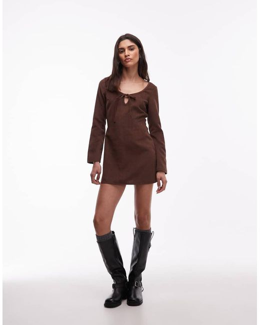 Vestido Marrón De Manga Larga Con Vuelo Y Cuello Ancho De Pana De ASOS de color Brown