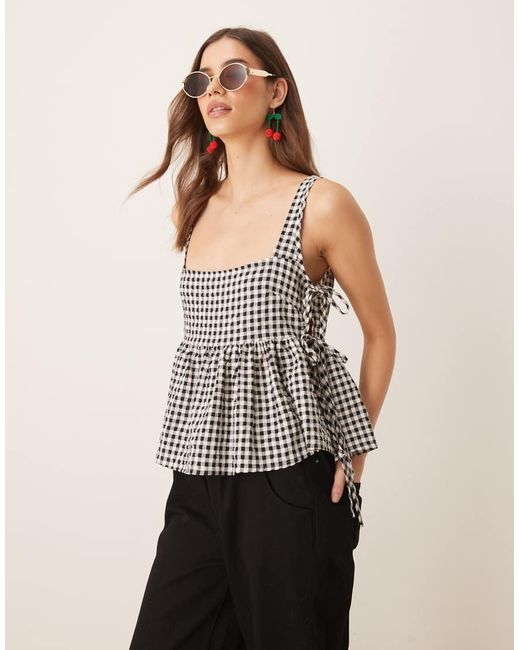 Top A Cuadros Vichy Monocromáticos De Tirantes De Estilo Babydoll Con Lazada Lateral De ASOS de color Multicolor