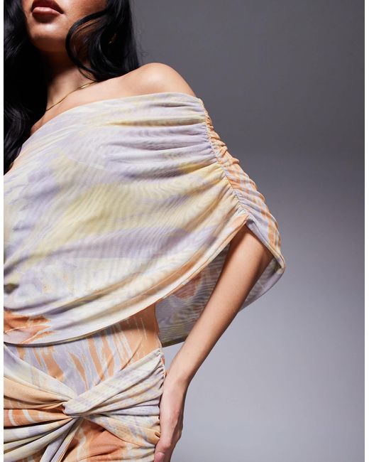 Robe longue effet drapé en tulle imprimé abstrait avec corsage ultra froncé ASOS en coloris Gray