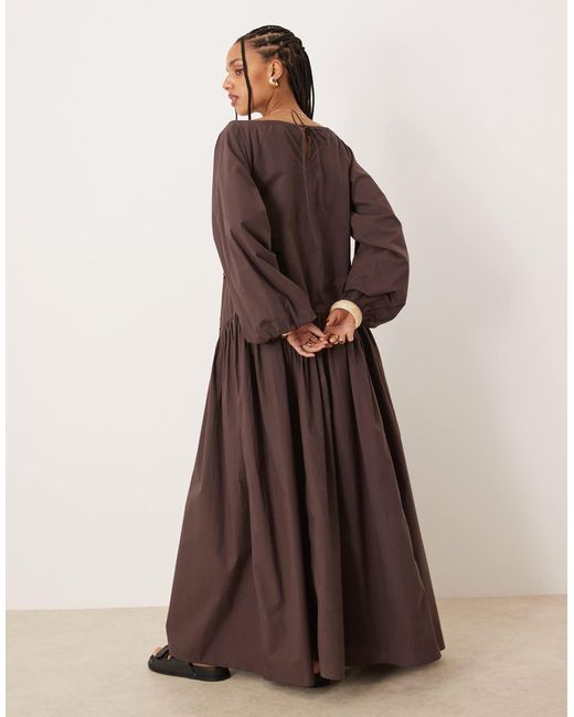 Robe longue à col froncé et taille basse avec fleurs ajourées - chocolat ASOS en coloris Brown