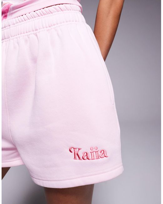 Short d'ensemble molletonné à logo brodé - pastel Kaiia en coloris Pink