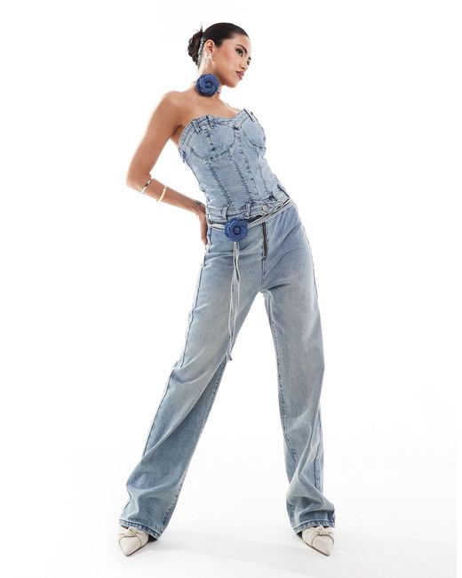 Simmi - jeans dritti lavaggio chiaro con cintura con fiore di SIMMI in Blue
