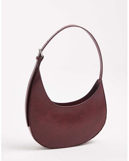 Borsa Da Spalla Arrotondata Asimmetrica Bordeaux Slavato Con Fibbie di ASOS in Red