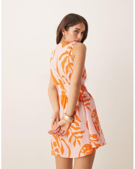 Vestido Corto Rosa Con Estampado Abstracto, Botones Y Cuello Y Cintura De Pico De ASOS de color Orange