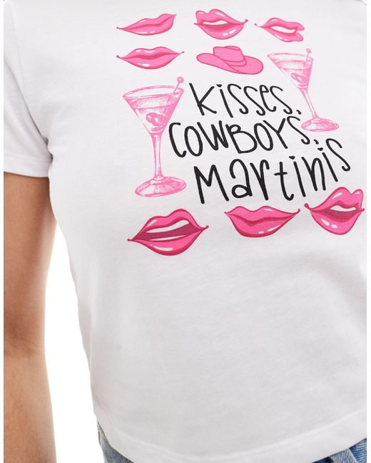 T-shirt corta e stretta bianca con stampa "kisses cowboys and martinis" di Pieces in Blue