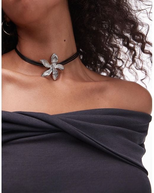 TOPSHOP Black Nellie Choker Necklace With Flower Pendant