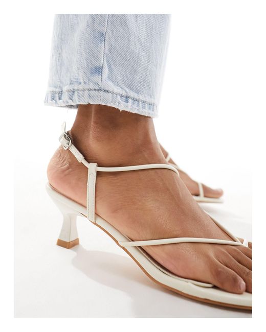 Ark - sandali con tacchetti a spillo e listini color crema di Public Desire in White