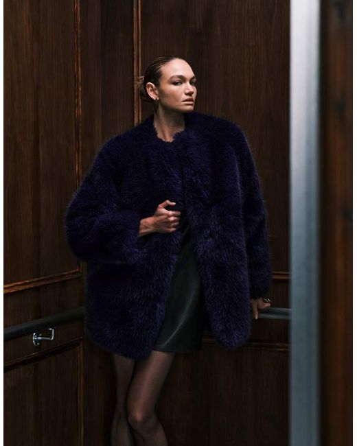 Mango Featuring Kaia Gerber in het Black