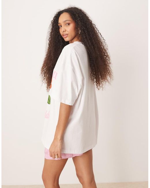 Camiseta Blanca Extragrande Con Estampado Gráfico De Frambuesa De ASOS de color Pink