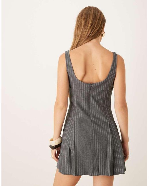 Vestido De Sastre Corto Gris Con Raya Diplomática Y Bajo De Tablas De ASOS de color Gray