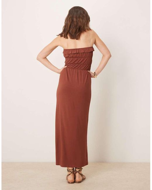 Vestito Lungo A Fascia Color Ruggine Con Vita A Balze E Volant di ASOS in Pink