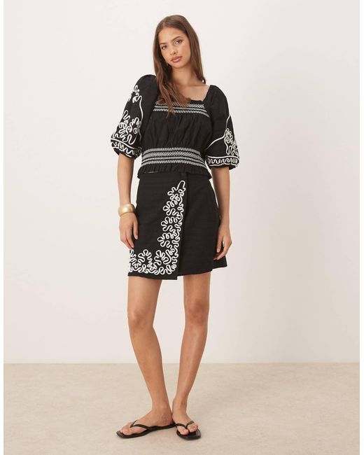 Crop top d'ensemble à manches bouffantes avec broderies cornelli contrastantes Y.A.S en coloris Black