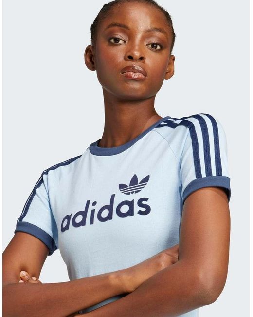 Camiseta Azul Claro Y Azul Marino Con Gráfico Lineal Cali De Adidas Originals de color Blue