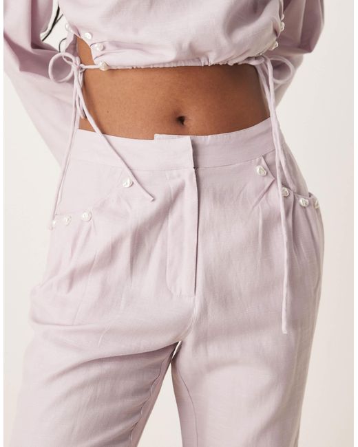 Pantalon droit d'ensemble ajusté en aspect lin avec perles nacrées - lilas ASOS en coloris Natural