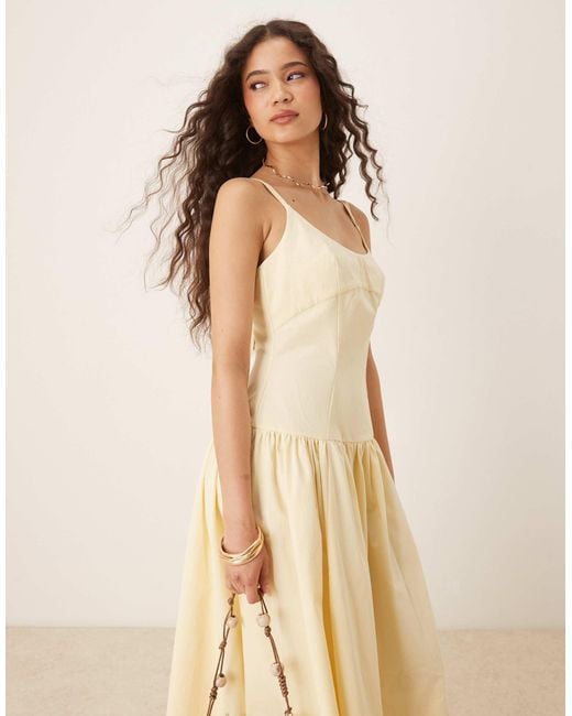 Robe mi-longue à bretelles, taille tombante et surpiqûres - babeurre ASOS en coloris Natural