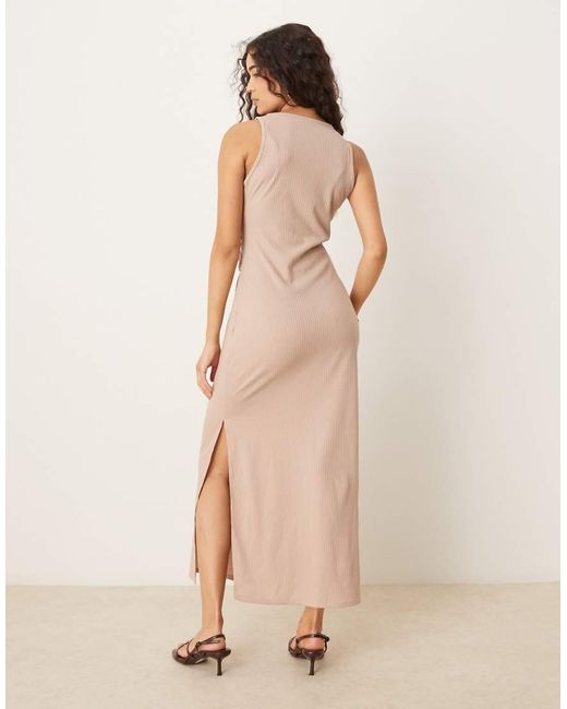 ASOS Geribbelde Mouwloze Midi Jurk Met Racerhals En Geknoopte Taille in het Natural