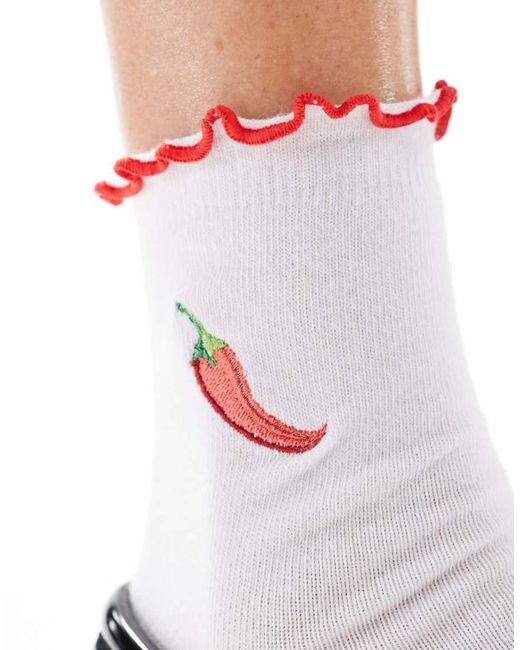 Calzini Con Bordi Smerlati E Peperoncini Ricamati di ASOS in White