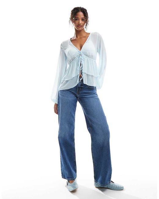 Blusa Azzurra Con Volant di Pull&Bear in White