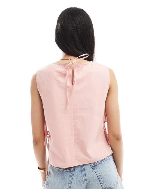 Top Con Lazadas Laterales E Inserto De Encaje De ASOS de color Pink