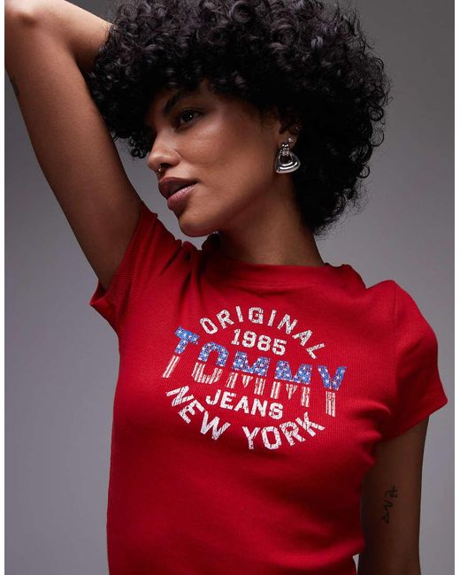 T-Shirt Rossa Con Logo Centrale A Tema Usa di Tommy Hilfiger in Red