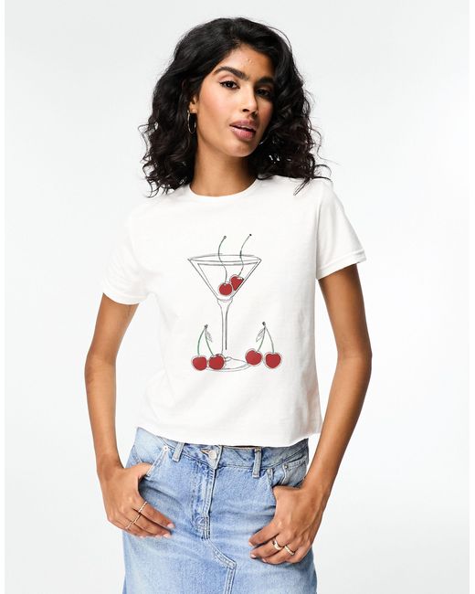 T-shirt effet rétréci à imprimé cerises et boisson martini ASOS en coloris White