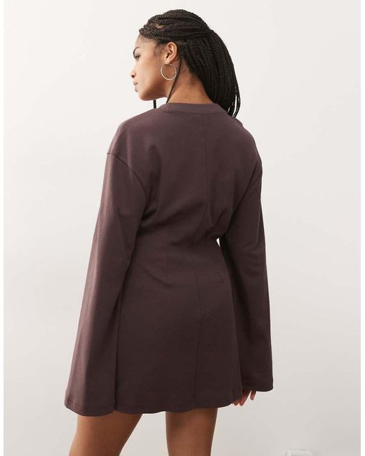 Vestido Corto Estilo Camiseta De Manga Larga Con Cintura Entallada De Monki de color Brown