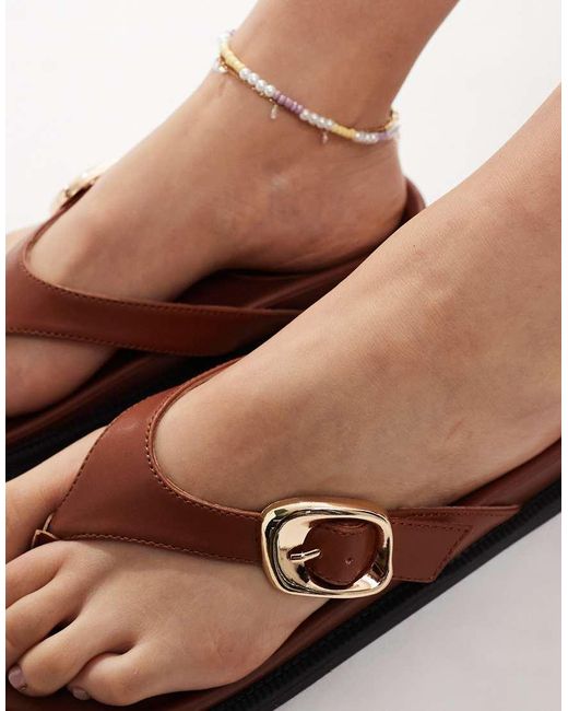 Sandalias Color Tostado Con Tira De Dedo Y Hebilla De -Marrón London Rebel de color Natural