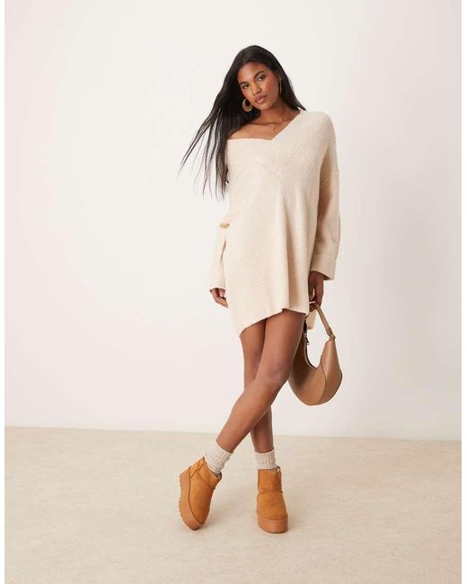 Vestito Corto Extra Largo Color Crema Con Scollo A V di Miss Selfridge in Natural