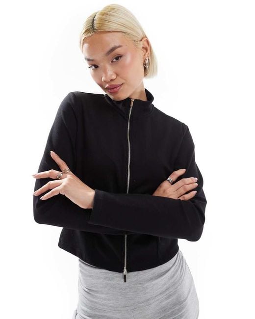 Giacca Sportiva Nera Morbida Al Tatto Con Zip di Stradivarius in Black