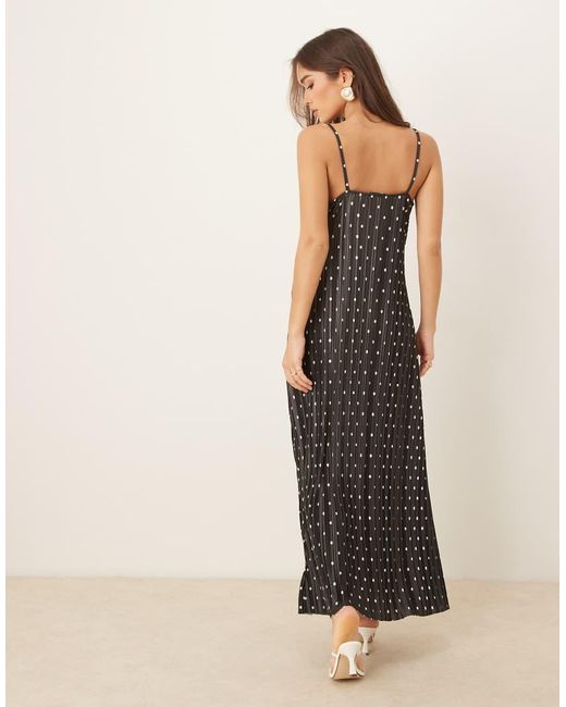 Vestido Midi Plisado De Tirantes Con Y Cuello Desbocado De ASOS de color Black