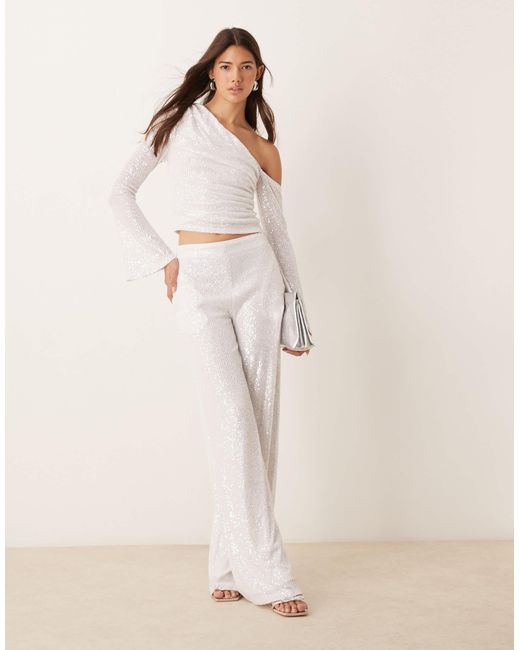 Top froncé à sequins et encolure asymétrique ASOS en coloris Natural