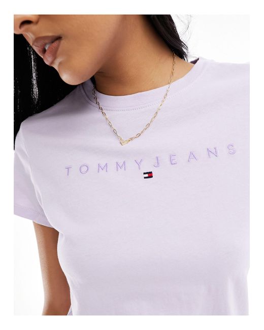 T-shirt lilla con logo lineare tono su tono di Tommy Hilfiger in White