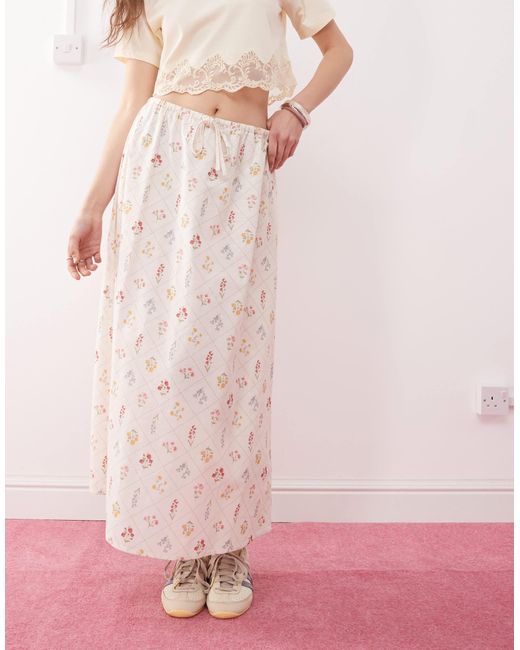 Jupe mi-longue en lin à imprimé fleurs - crème Miss Selfridge en coloris Pink