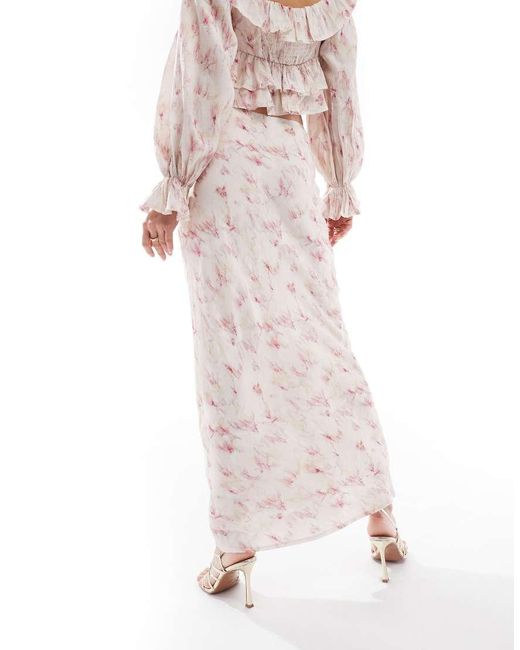 Love Triangle Maxirok Van Gekreukte Stof Met Vervaagde Print, Deel Van Co-Ord Set in het Pink