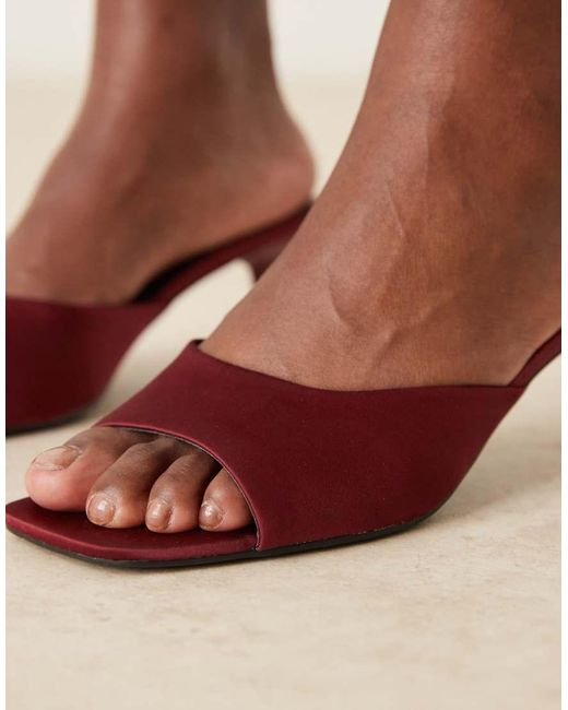 Sandalias Burdeos Estilo Mules De Tacón Bajo De Satén Rochi De -Rojo Raid de color Brown