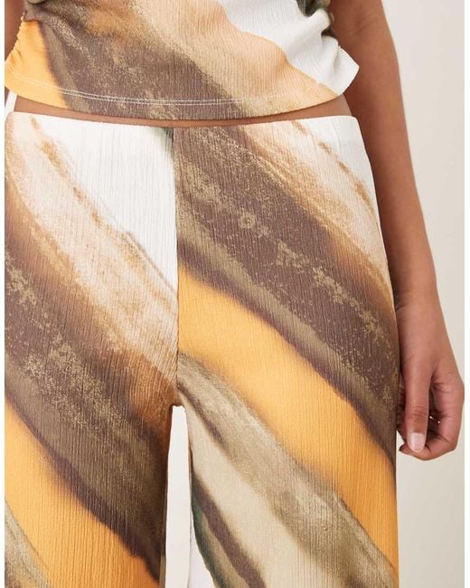 Pantaloni A Fondo Ampio Stropicciati Con Stampa Astratta di ASOS in Natural