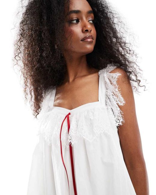 Vestito Corto Stile Babydoll Con Spalline di Daisy Street in White