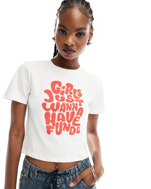 T-shirt mini bianca con stampa "girls just wanna have funds" di Something New in White