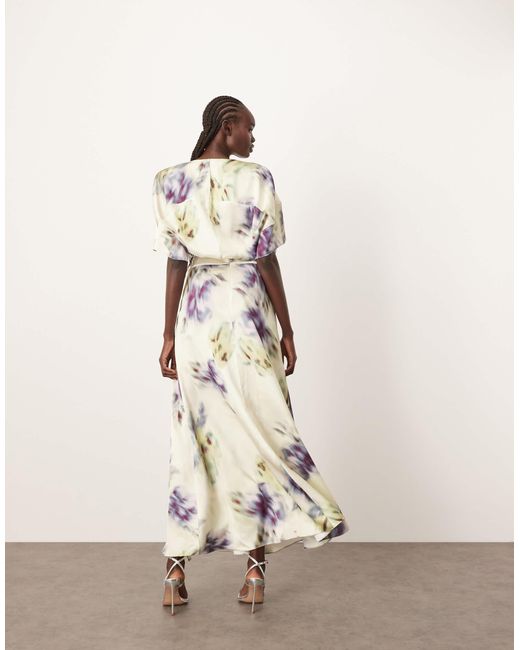 ARRANGE Natural – modern 30's – maxikleid aus satin mit schulterpolstern und verschwommenem blumenmuster