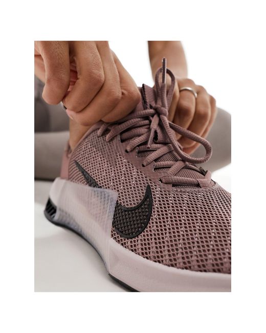 Metcon 9 - sneakers da donna color grigio e malva sfumato di Nike in Pink