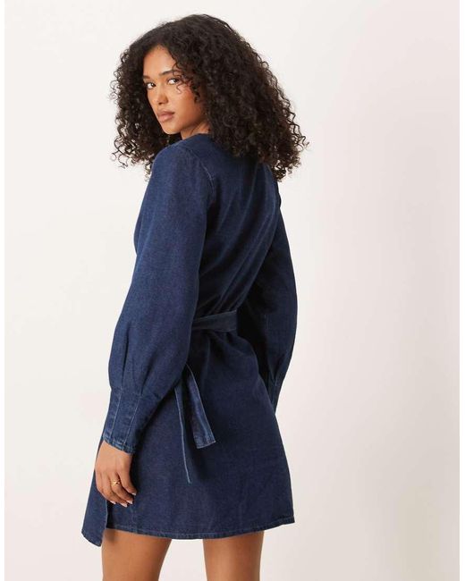 Vestido Vaquero Corto Cruzado De Manga Larga Con Acabado Enjuagado Y Puños Plisados De -Azul ASOS de color Blue