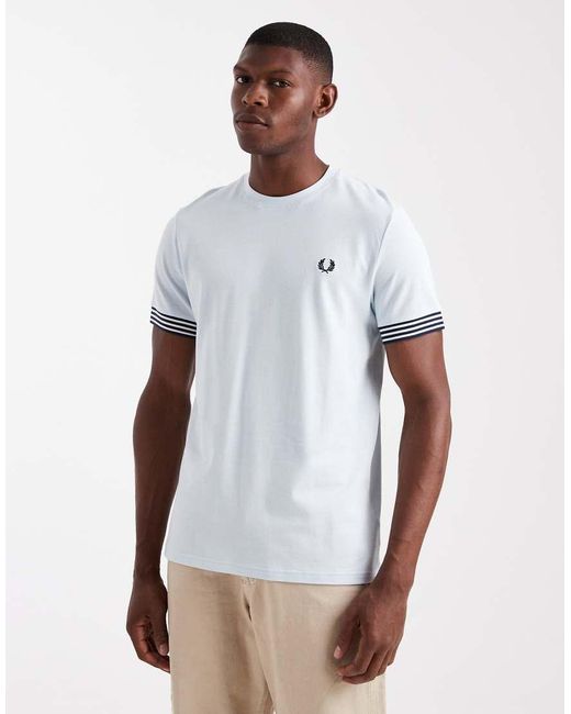Camiseta Azul Claro Con Rayas En Las Bocamangas De Fred Perry de hombre de color White