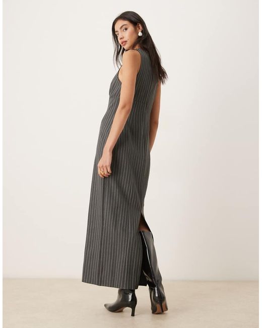 Vestido Largo Gris Con Falda De Tubo Y Raya Diplomática De ASOS de color Natural