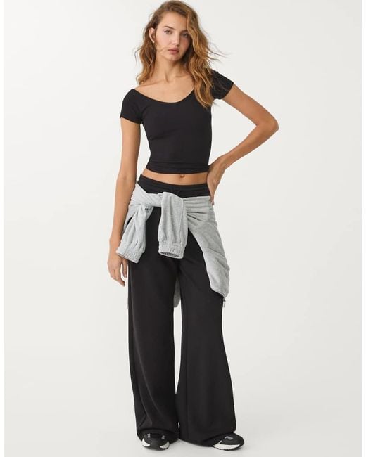 T-Shirt Nera A Coste Con Scollo A V di Stradivarius in Black