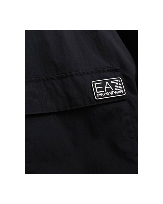 Chaqueta cortavientos negra con capucha, cremallera y logo EA7 de color Black