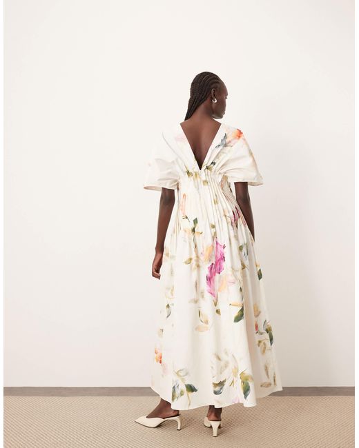 Robe longue plissée à taille cintrée avec imprimé fleurs ARRANGE en coloris Natural