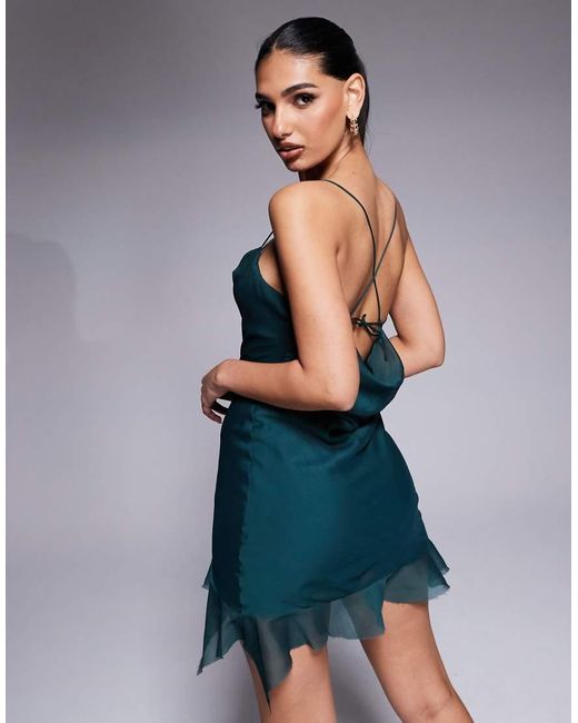 Vestido Corto De Corte Al Bies Con Cuello Desbocado Y Volante En El Bajo De ASOS de color Gray