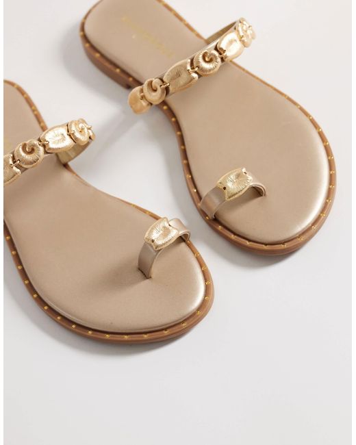 Glamorous White Flat Sandals With Shells